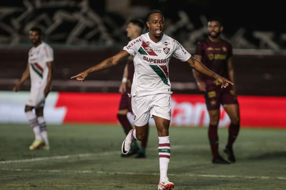 Keno comemora primeiro gol marcado pelo Fluminense sobre a Portuguesa