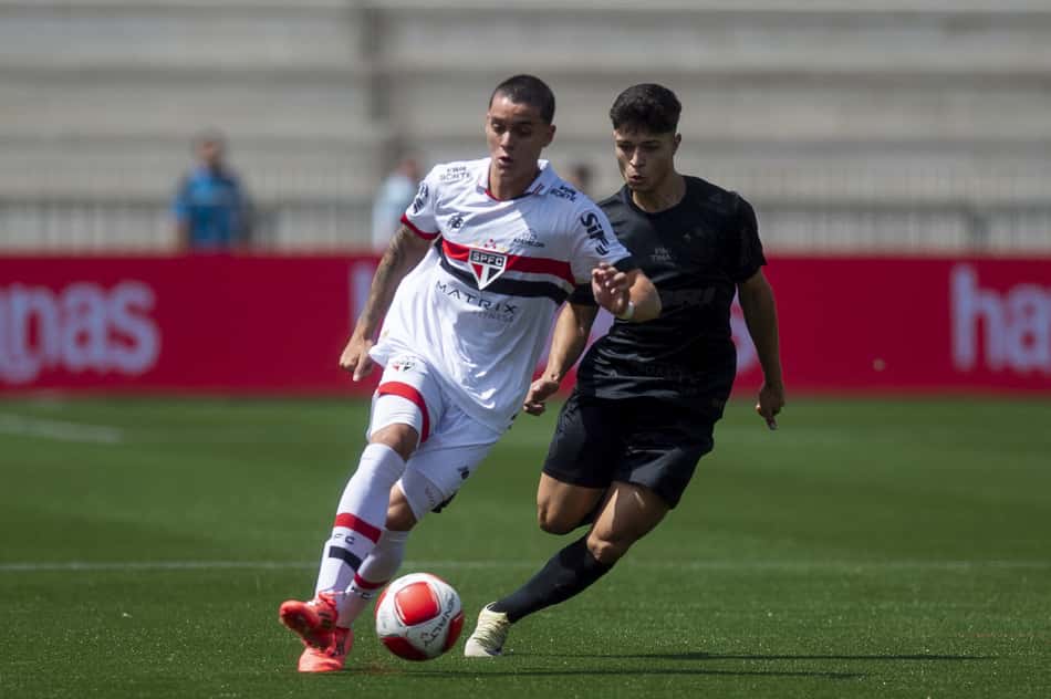 Lateral do Corinthians, Caipira marca atleta do São Paulo na final da Copinha