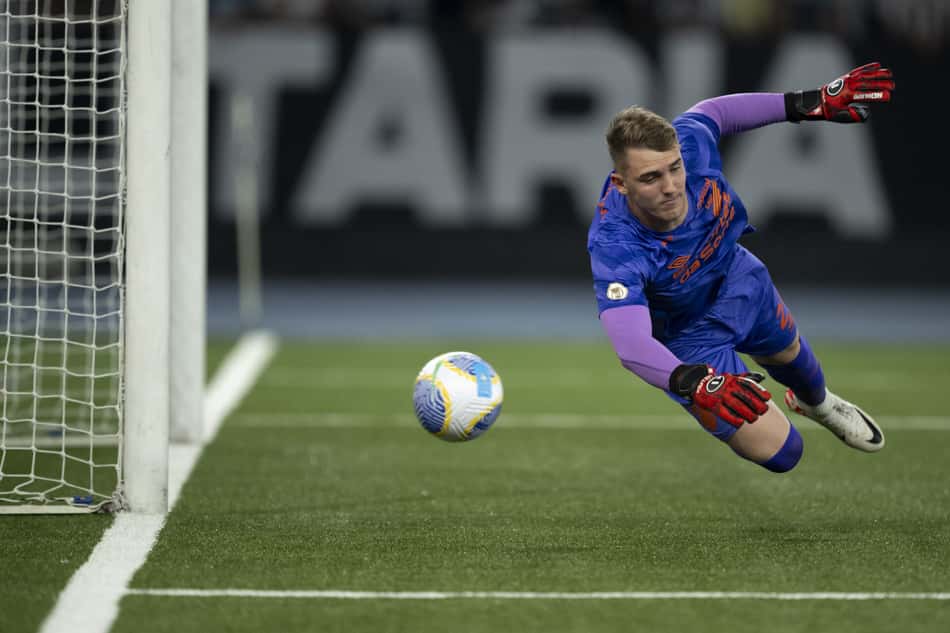 Léo Linck faz defesa em jogo entre Athletico-PR e Botafogo, em 2024