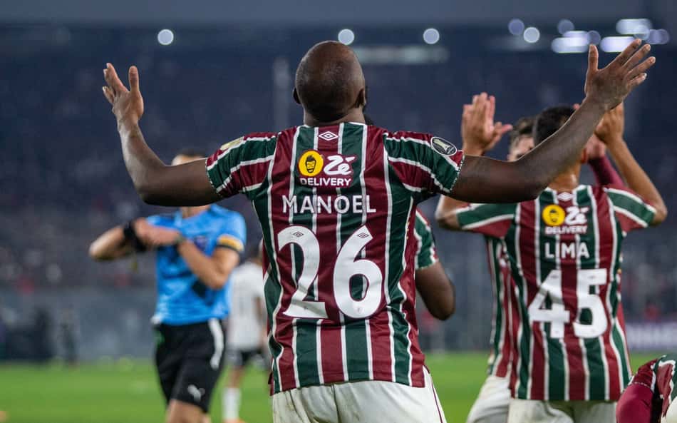 Manoel celebra renovação com Fluminense e se declara ao Tricolor