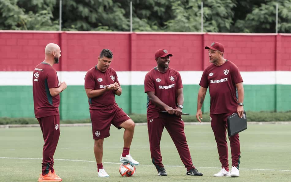Marcao-conversa-com-comissao-do-Fluminense-durante-treino-para-o-Campeonato-Carioca-scaled-aspect-ratio-512-320