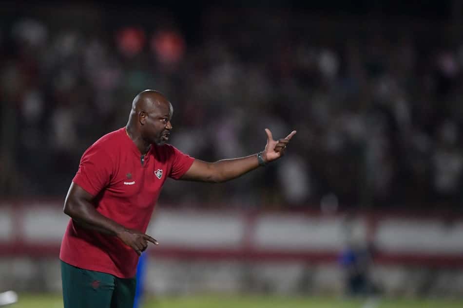 Marcão dá instrução aos jogadores do Fluminense durante jogo contra Sampaio Corrêa