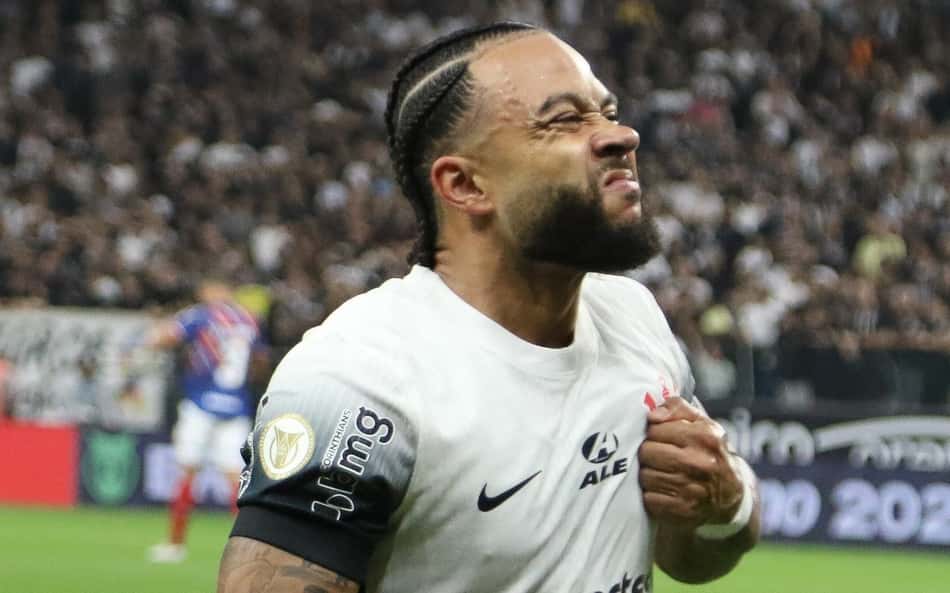 Massoterapeuta é apontada como novo affair de Memphis Depay