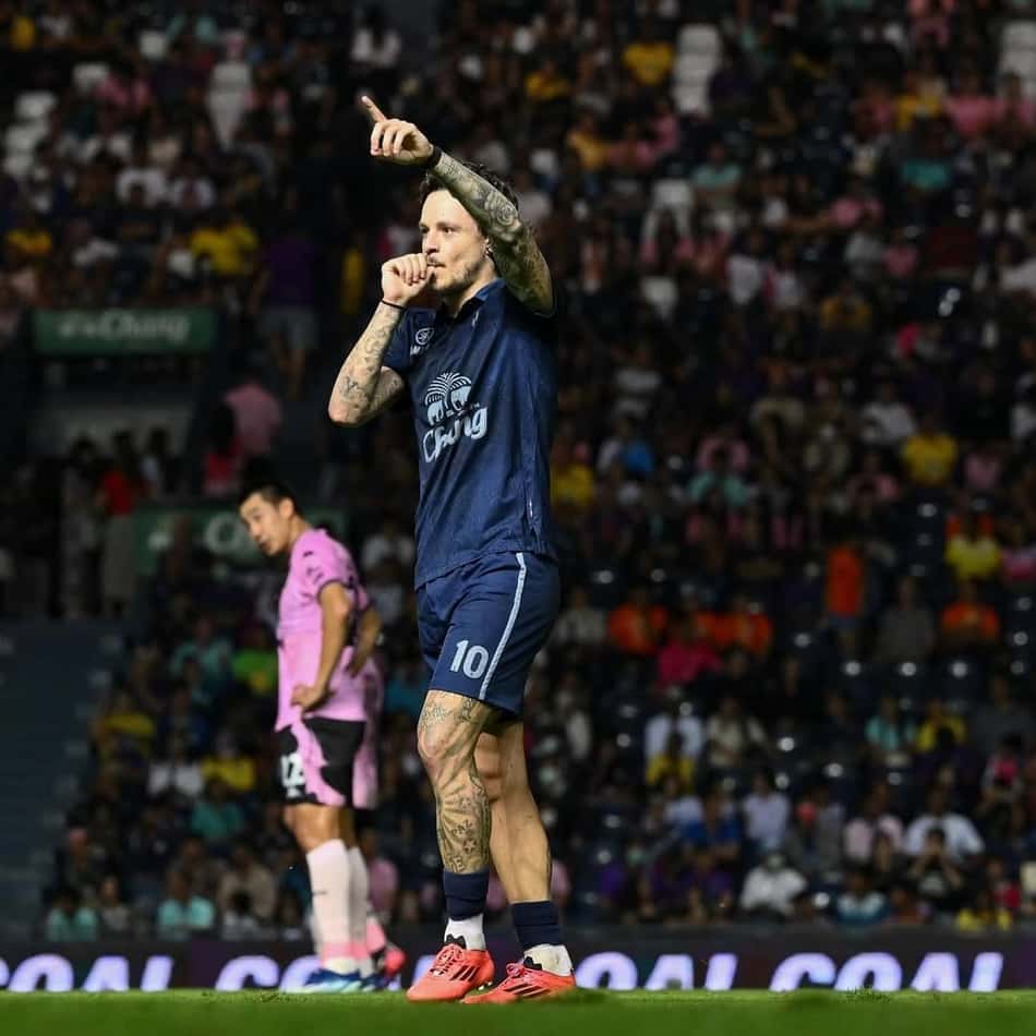 Na mira do Fluminense, Lucas Crispim comemora gol marcado pelo Buriram United