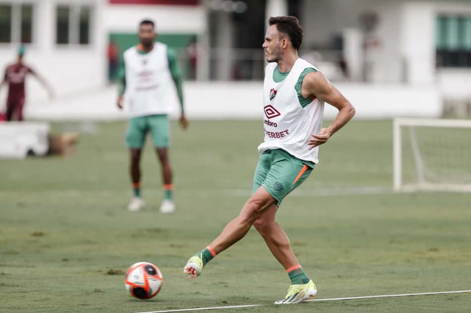 Renê em treino do Fluminense com a equipe principal no CT Carlos Castilho