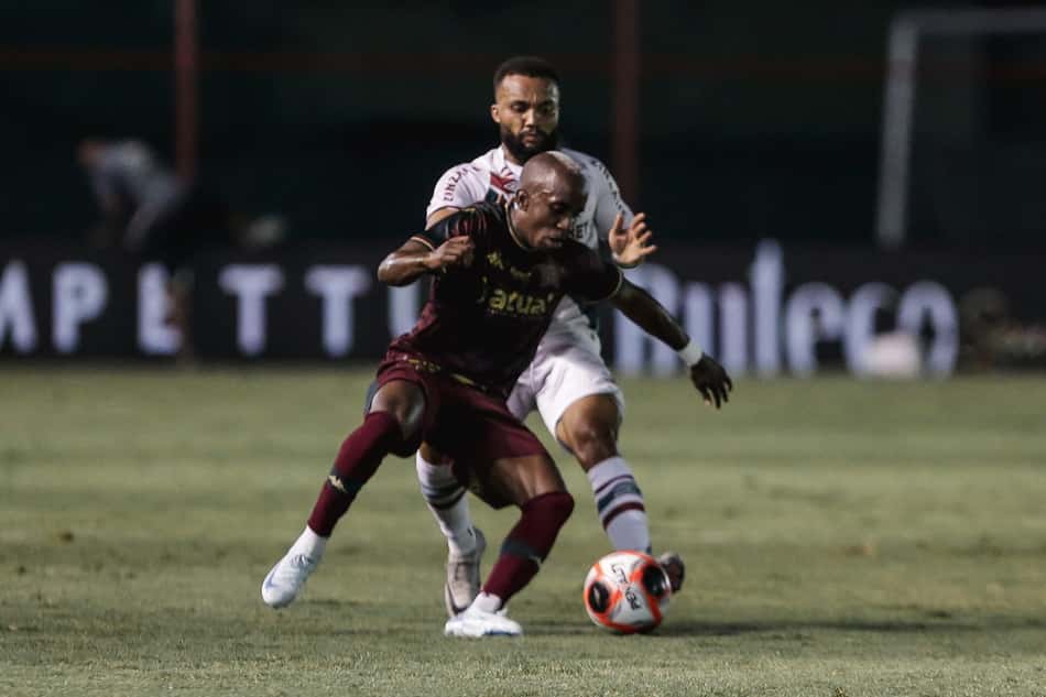 Samuel Xavier em ação na marcação do adversário no jogo entre Fluminense e Portuguesa