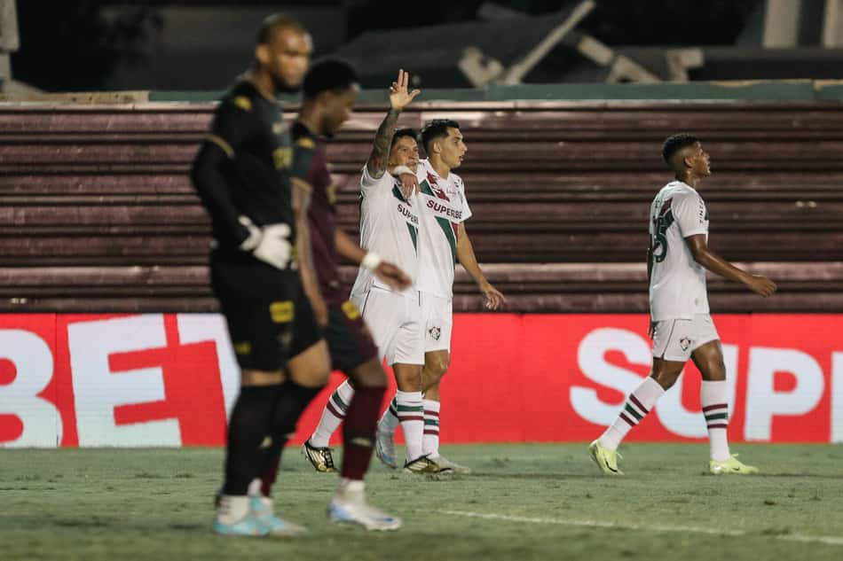 Serna comemora gol marcado por Cano pelo Fluminense sobre a Portuguesa, pelo Carioca