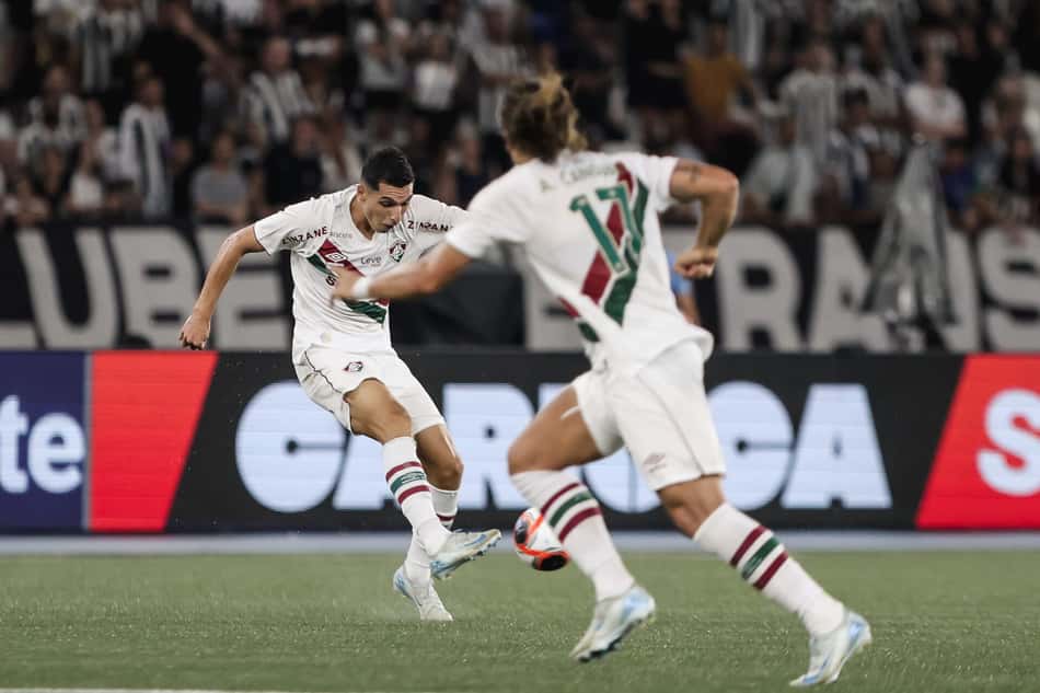 Serna é observado por Canobbio, reforço do Tricolor para 2025, no clássico entre Fluminense e Botafogo