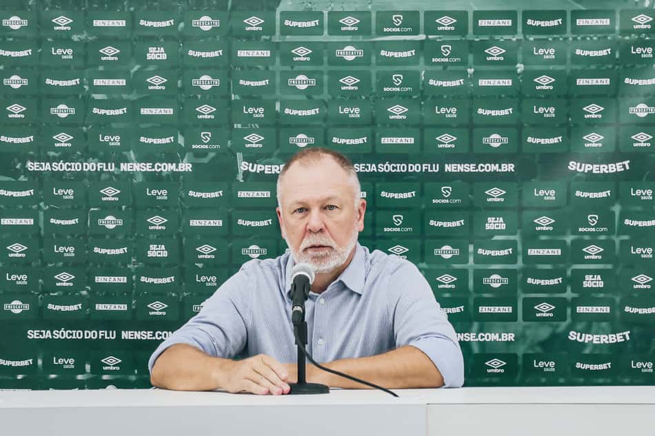 Técnico do Fluminense, Mano Menezes participa de coletiva após derrota para o Botafogo