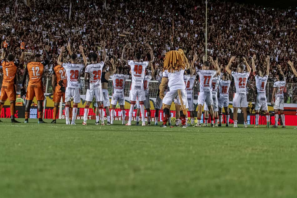 Torcedores e jogadores do Vitória comemorando no Barradão (Foto: Divulgação/Vitória)