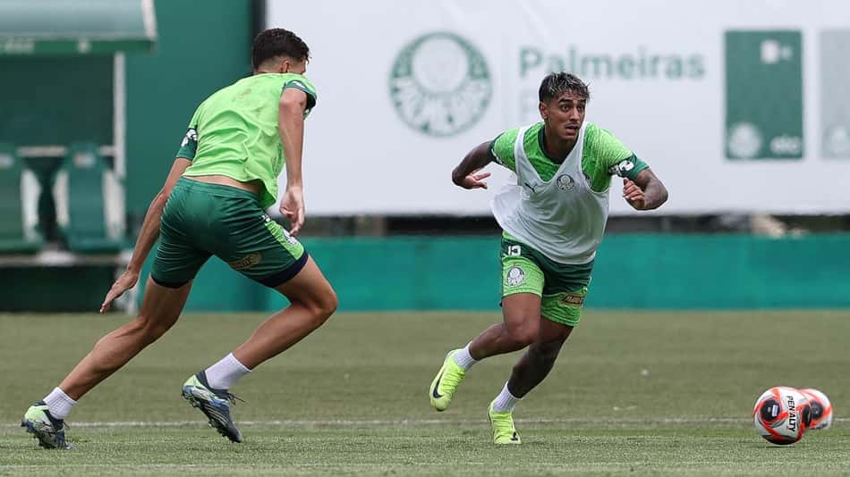 Os jogadores Benedetti e Facundo Torres (à direita) durante treinamento na Academia de Futebol