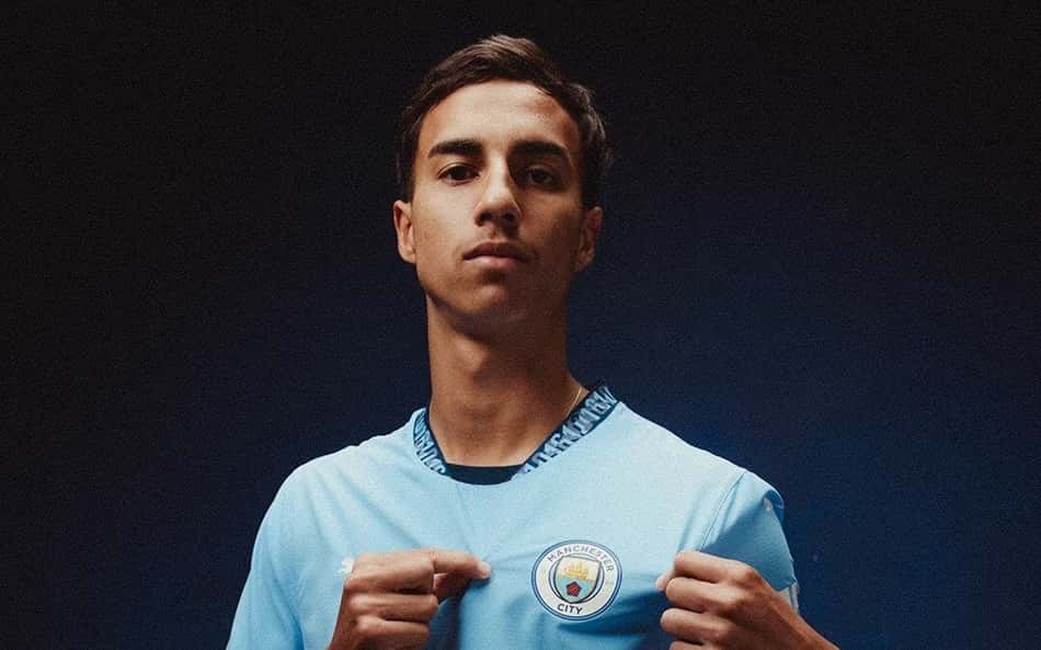 Com Vitor Reis no banco, City é escalado para confronto contra Chelsea