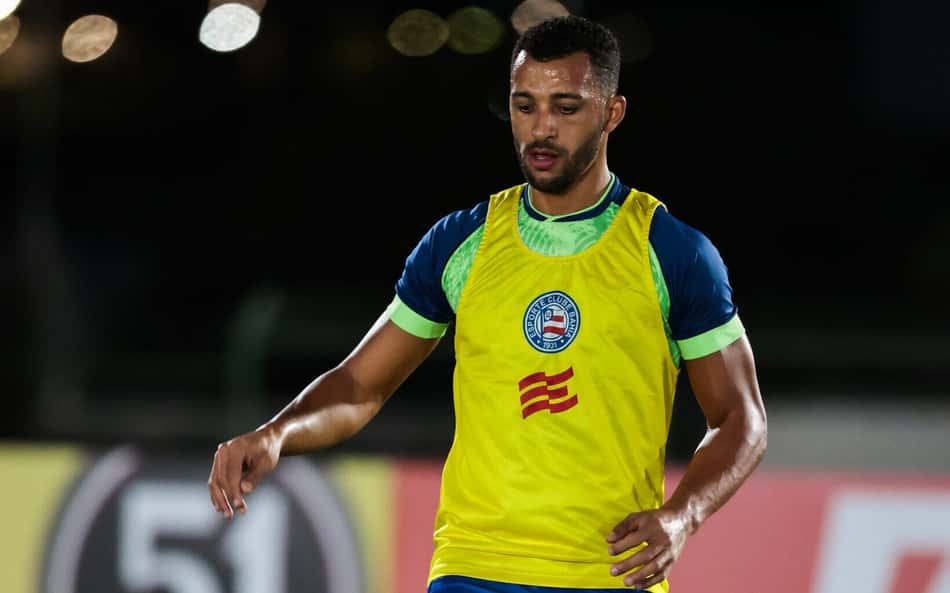 Vitor Hugo celebra retorno à titularidade na vitória do Bahia sobre o Jequié