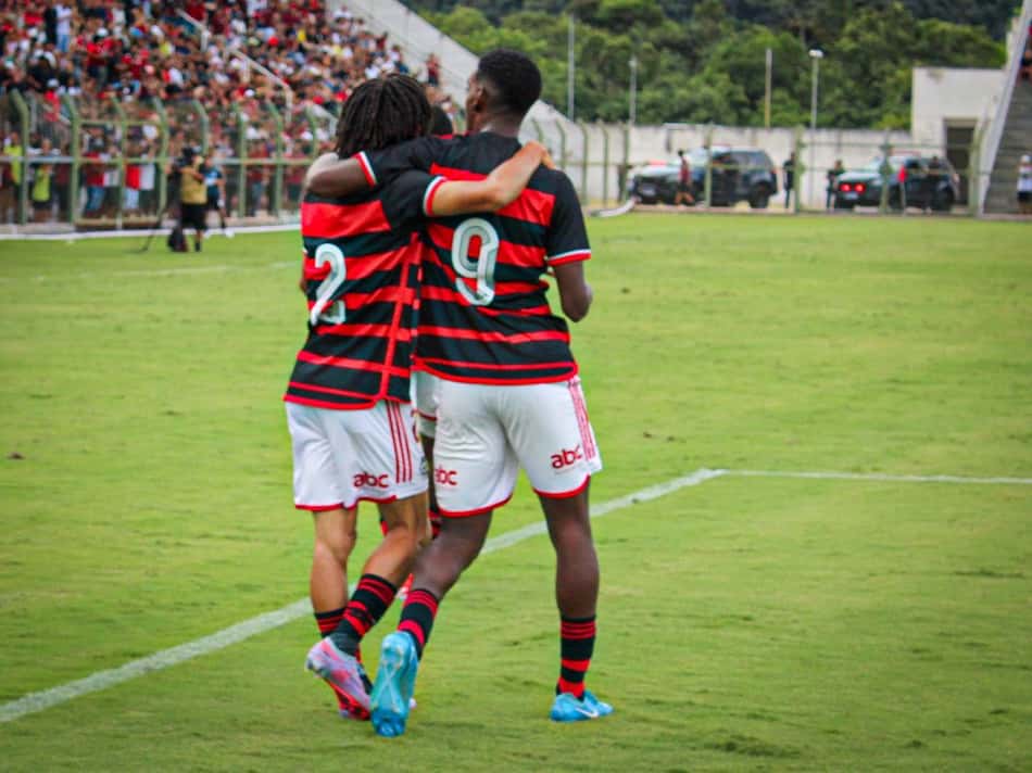 Elenco do Flamengo comemora gol do rubro-negro diante do Cruzeiro-PB na Copinha.