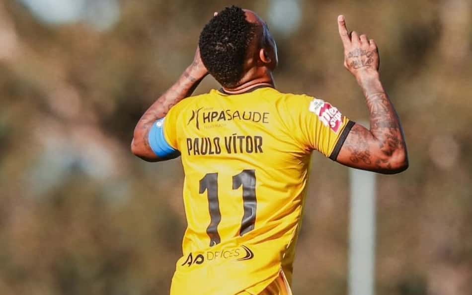 Ex-Vasco faz dois gols e brilha em vitória no futebol português