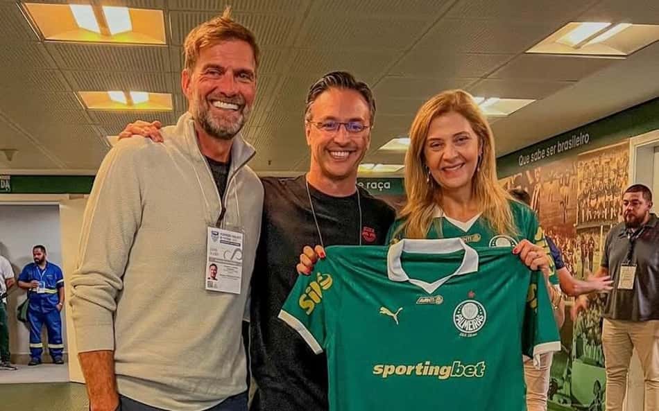 Visita de Klopp ao Palmeiras tem presente de Abel, interação com Leila e 'banho' no gramado