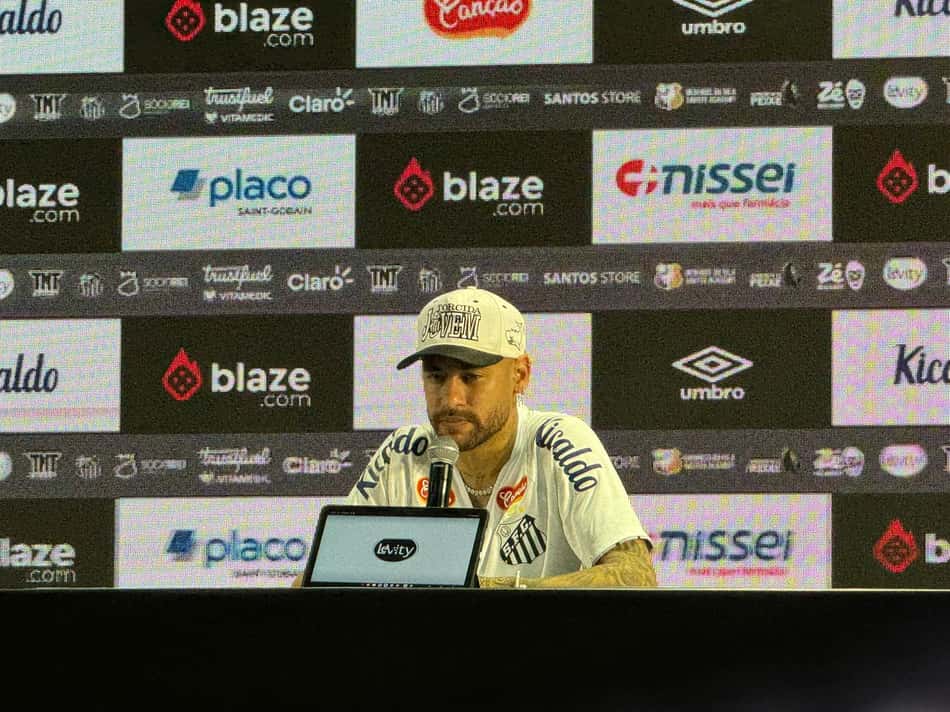 Neymar durante coletiva de apresentação no Santos