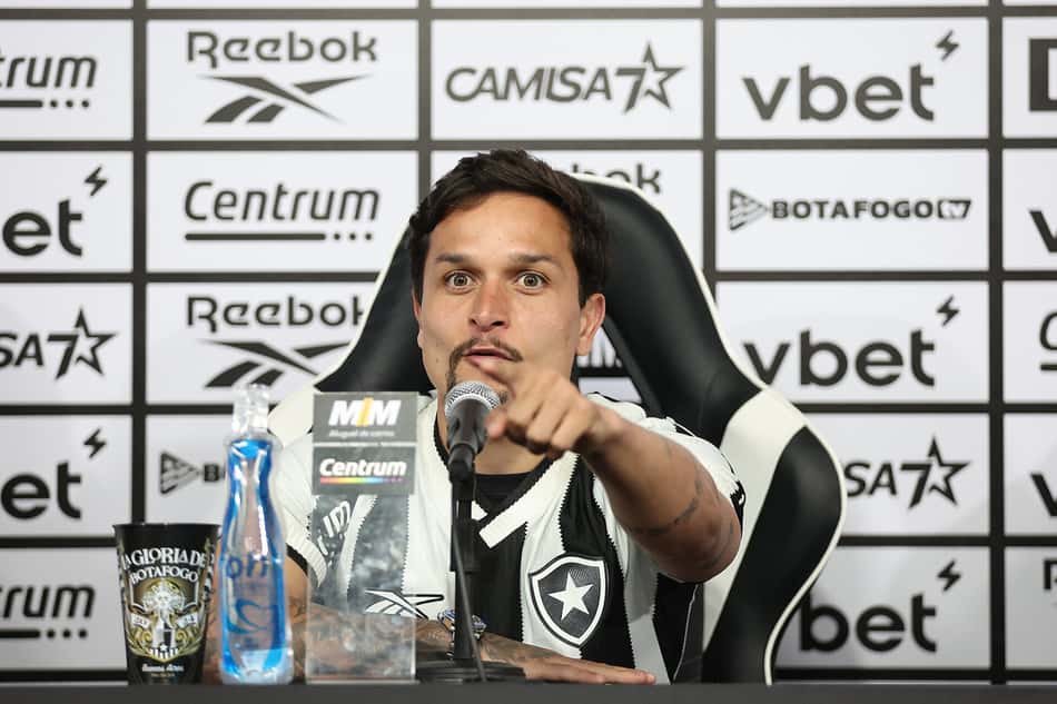 Artur foi apresentado oficialmente no Botafogo