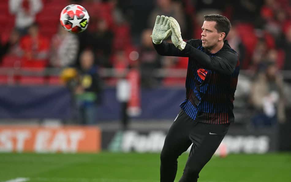 Web vai à loucura com falha de goleiro do Barcelona: 'Aposenta de novo'
