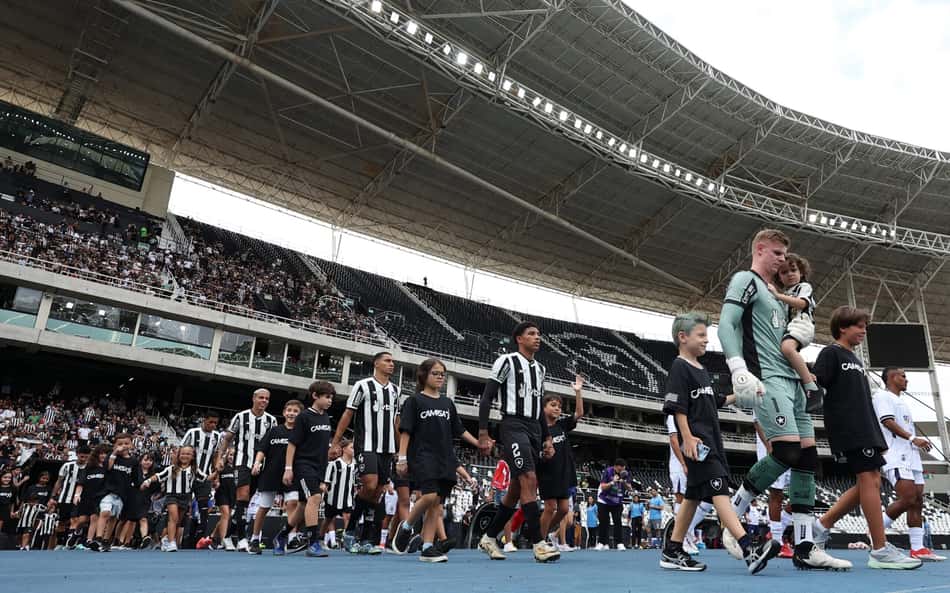 Botafogo enfrenta Portuguesa-RJ com mudanças na defesa e ataque; veja escalação