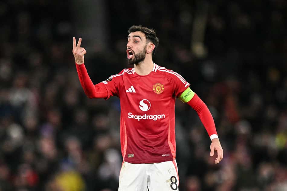 Bruno Fernandes, capitão do Manchester United, foi eleito como melhor jogador do mês pela Premier League (Foto: Oli SCARFF / AFP)