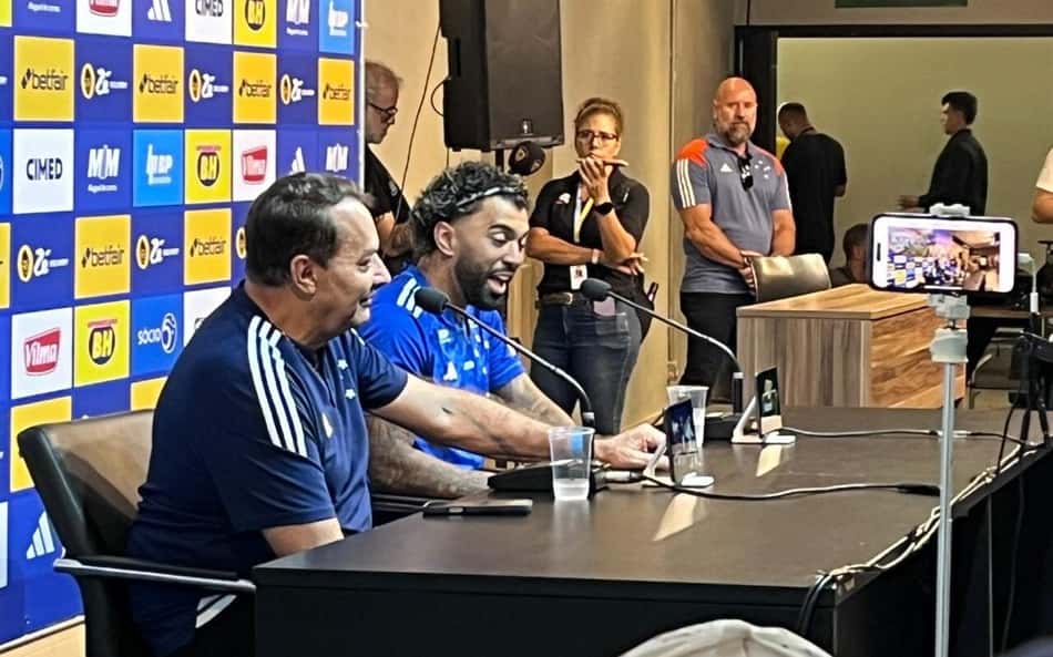 'Apresentação Cabulosa' tem Gabigol e Pedrinho nos braços dos torcedores do Cruzeiro