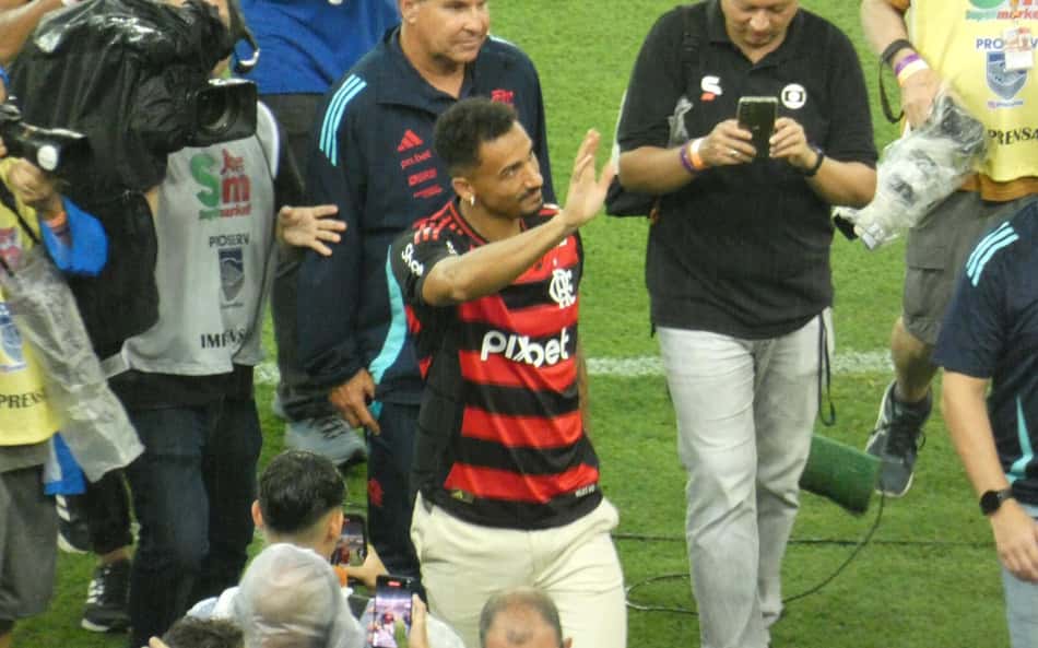 Danilo 'faz as pazes' com torcedor do Flamengo que detonou o lateral; veja