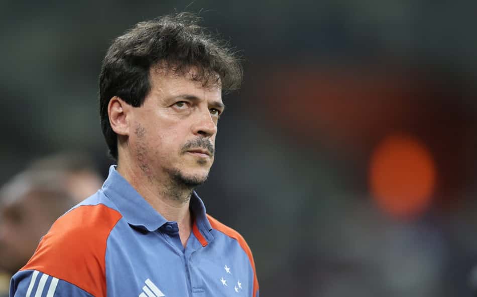 Ex-jogador aponta rusga entre elenco do Cruzeiro e Diniz antes da demissão