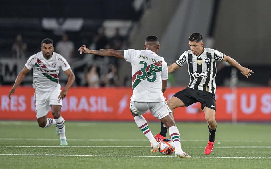 Jornalista da Globo critica titular do Fluminense contra o Botafogo: 'Estabanado'