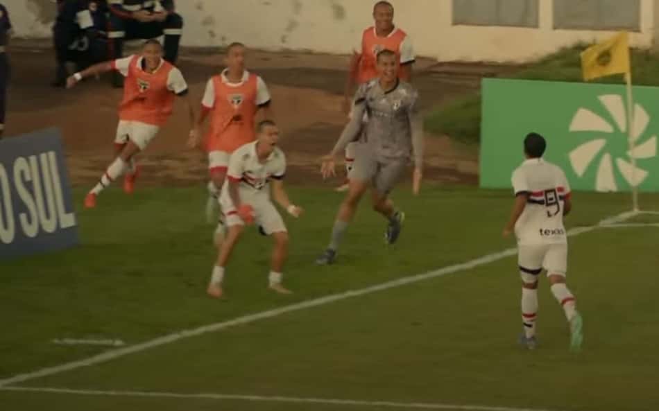 Dupla do São Paulo marca golaço na Copinha e web enlouquece com 'assistência genial'