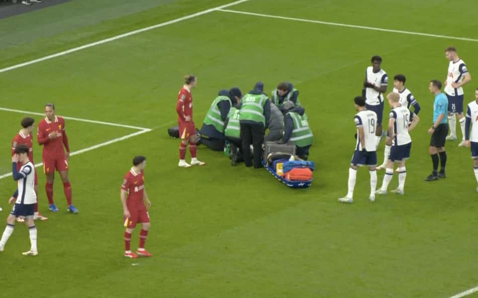 Bentancur cai sozinho em campo, é retirado e preocupa torcedores em Tottenham x Liverpool