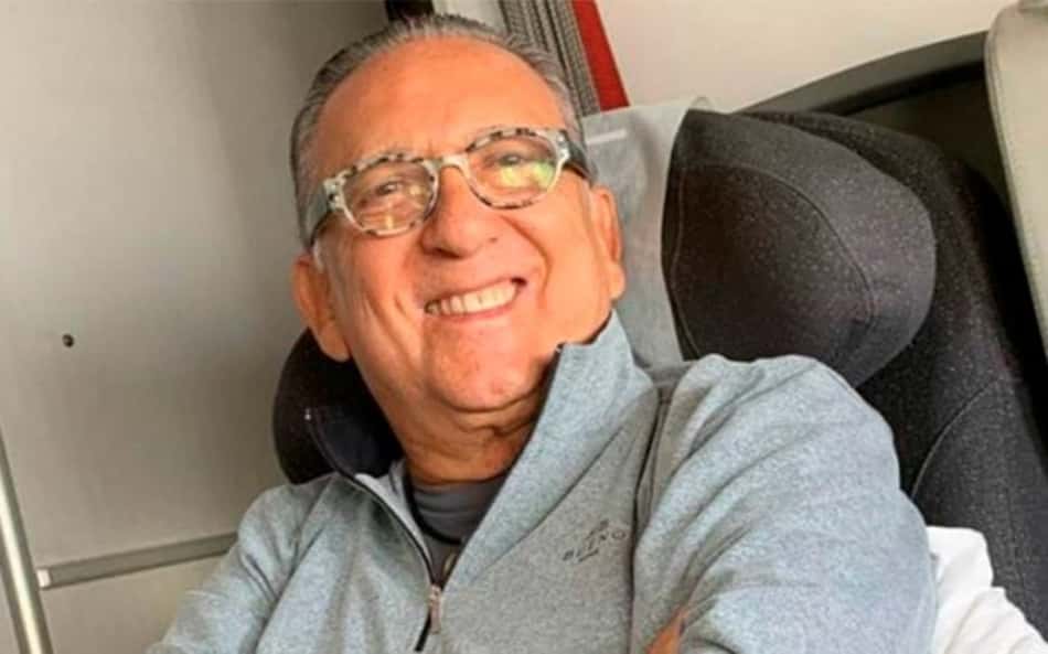 Festa, bateria e charuto: réveillon de Galvão Bueno viraliza nas redes sociais