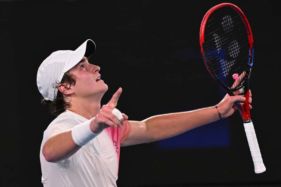 João Fonseca celebra a vitória sobre o russo Andrey Rublev na primeira rodada do Australian Open, em janeiro de 2025 (Foto: William West/AFP)
