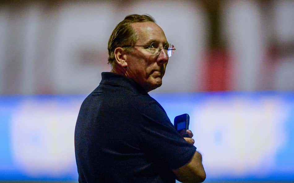 Na busca por treinador, clube de John Textor negocia com ex-Milan