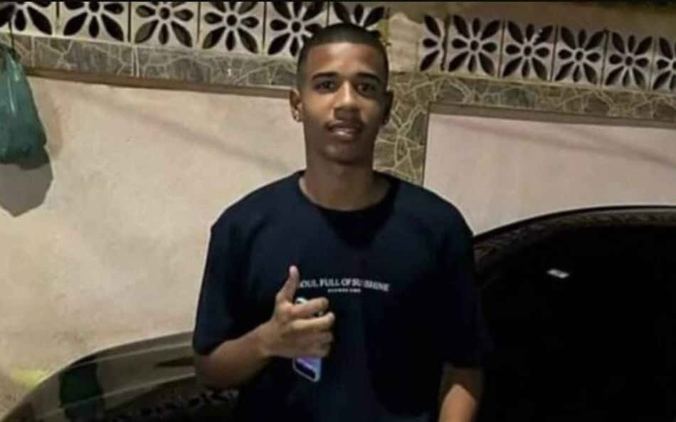 Jogador de futebol é morto após pisar no pé de traficante em festa de réveillon