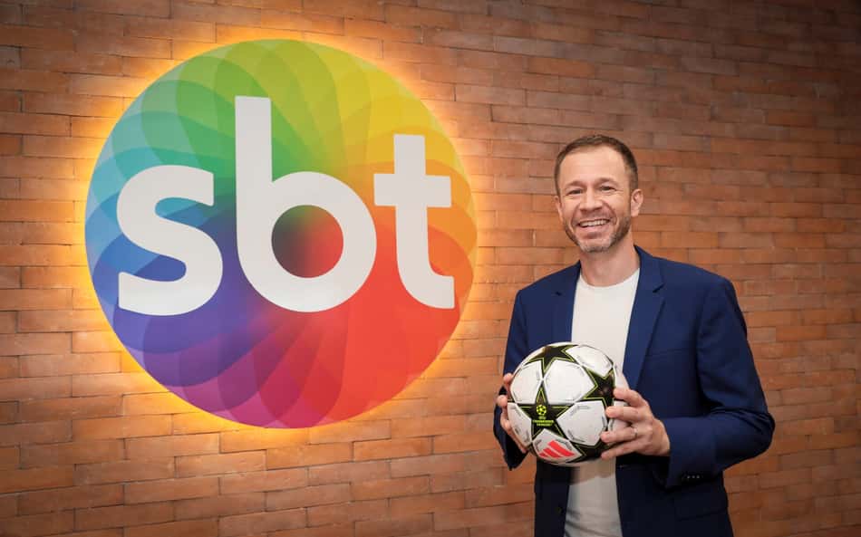 Estreia de Tiago Leifert no SBT em Benfica x Barcelona viraliza: 'Parece FIFA'