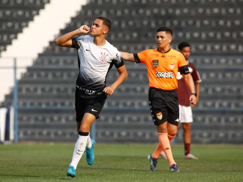 luiz_gustavo_bahia_comemorando_gol_contra_a_zkbo_Easy-Resize.com