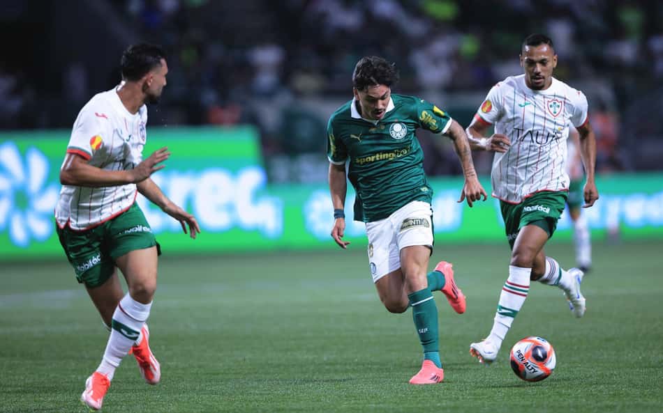 Anulou! Ex-árbitro analisa lance polêmico de Palmeiras x Portuguesa no Paulistão