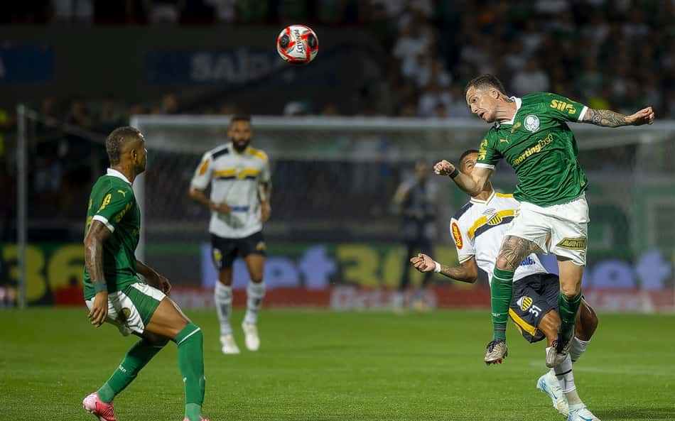 Torcedores do Palmeiras se irritam com titular em derrota de virada: 'Não dá'