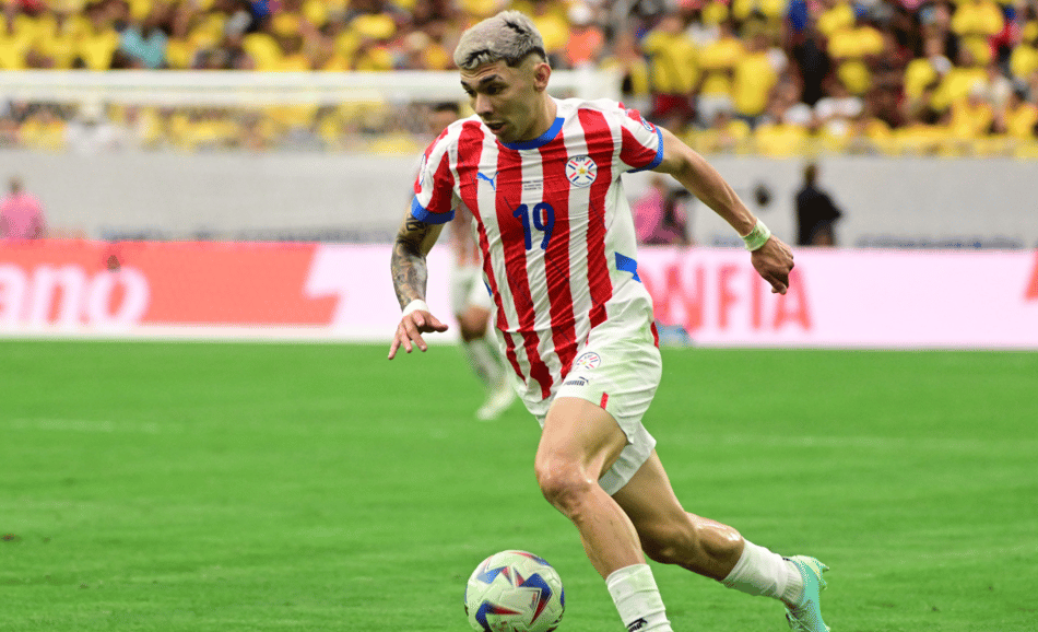 Julio Enciso não se lesionou gravemente em Paraguai x Austrália (Foto: Reprodução/X/@CONMEBOL)