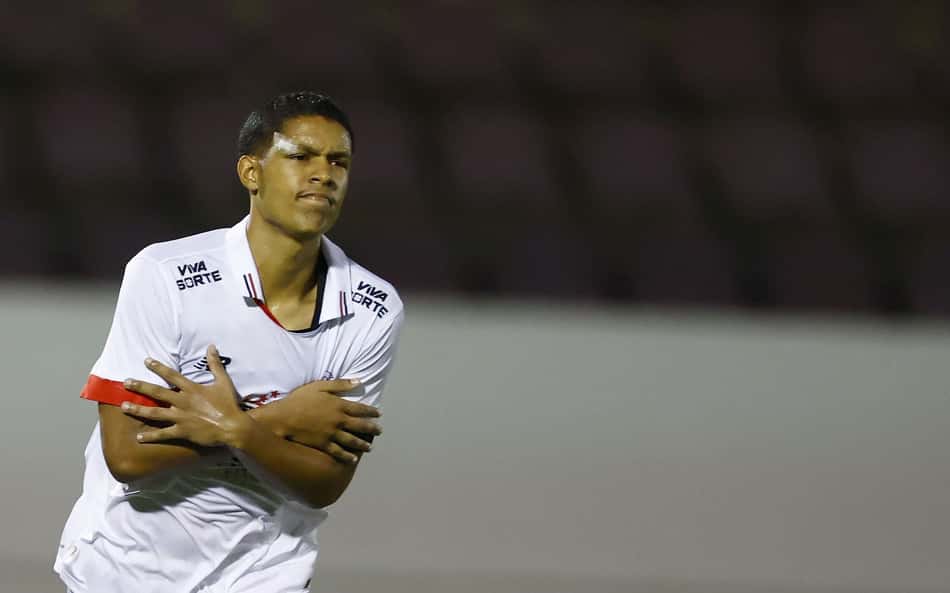 Ryan Francisco vira sensação na web após cavadinhas: 'Nascimento de uma lenda'