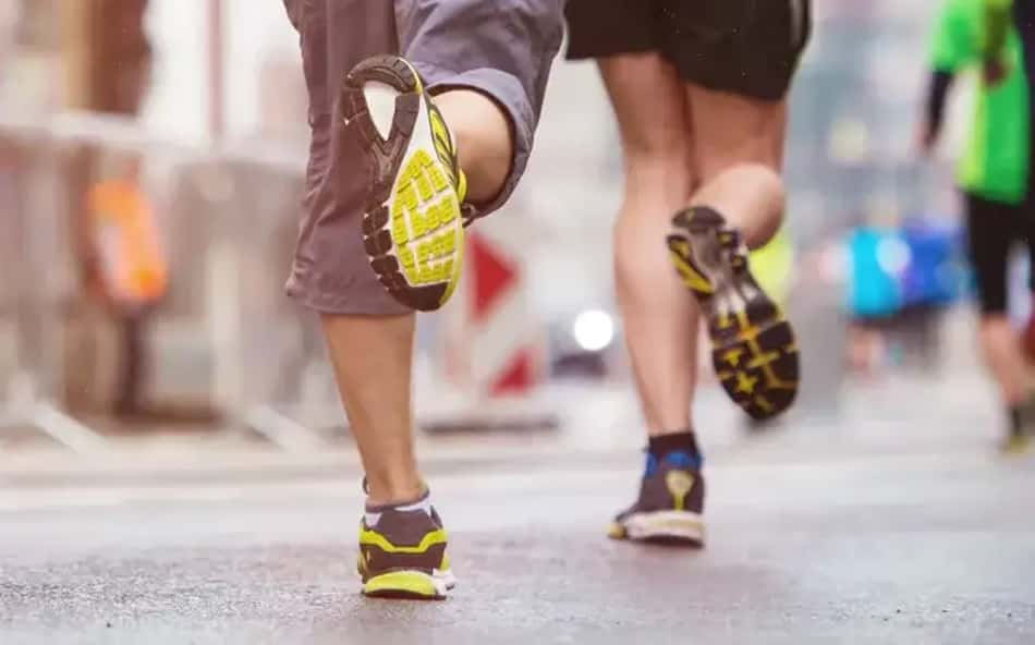 Imagem de destaque: tênis de corrida para maratonas de até 10km.