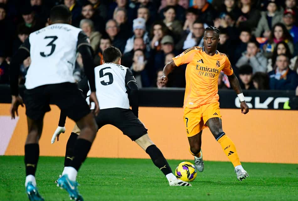 Vini Jr. em ação pelo jogo entre Real Madrid x Valencia (Foto: JOSE JORDAN / AFP)