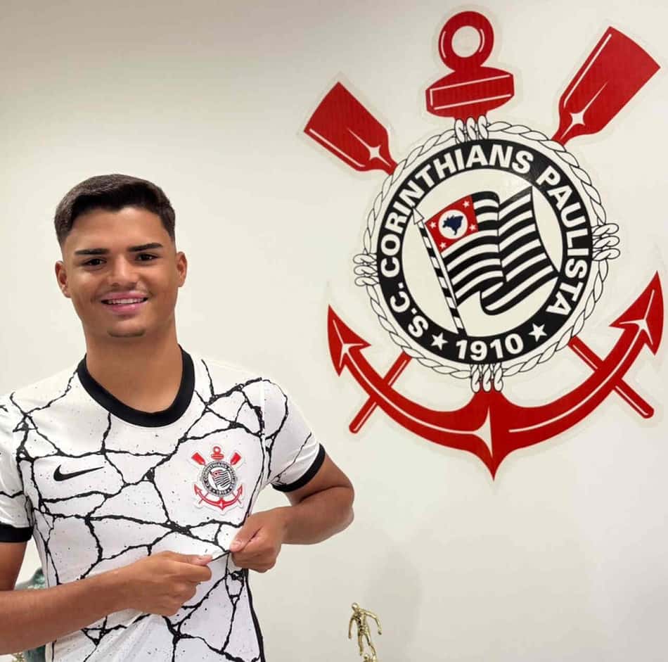 vinicius-cesar-foi-contratado-pelo-corinthians-p5941w_Easy-Resize.com (1)