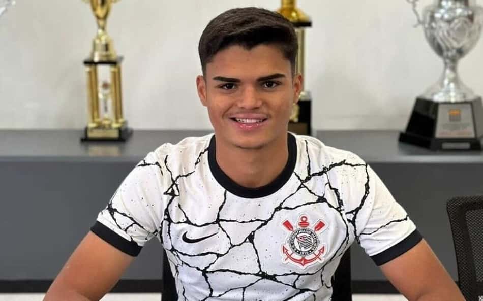 Corinthians renova com zagueiro da base e fixa multa em R$ 180 milhões