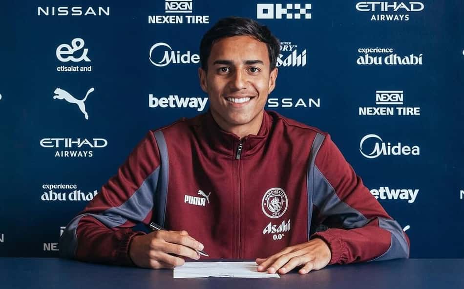 Vitor Reis é anunciado pelo Manchester City e projeta trabalho com Guardiola: 'Algo que todo jovem quer'