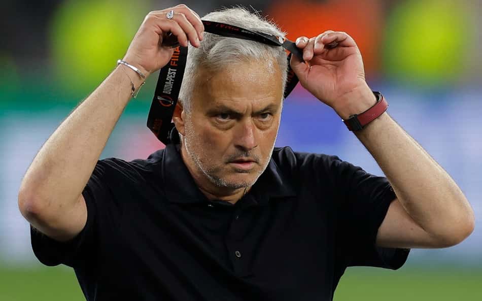Mourinho é acusado de racismo em Galatasaray x Fenerbahçe