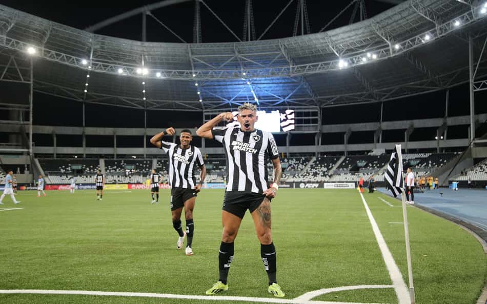Tiquinho posta contra gramado sintético e torcedores do Botafogo se revoltam: 'Ingratidão'