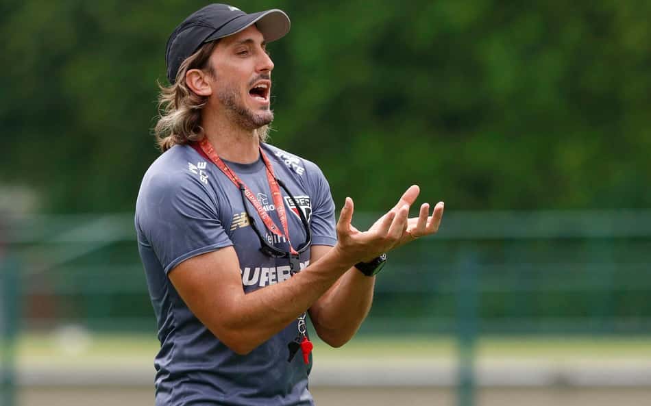 São Paulo tem desfalque na zaga para encarar o Santos; veja provável escalação