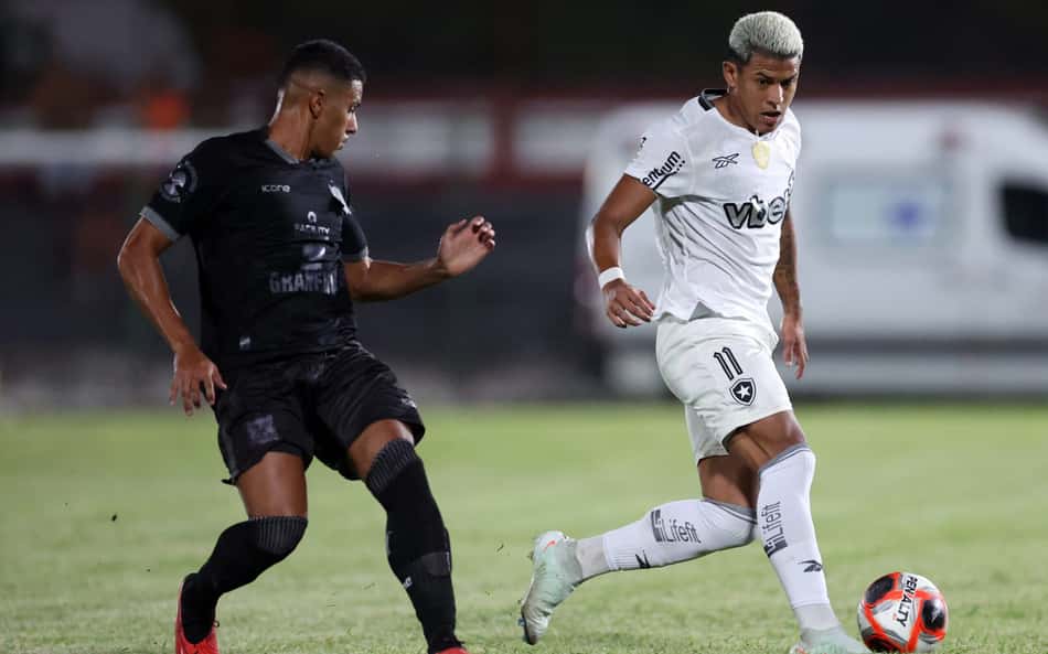 Matheus Martins prega paciência com início do Botafogo: 'Começando do zero'